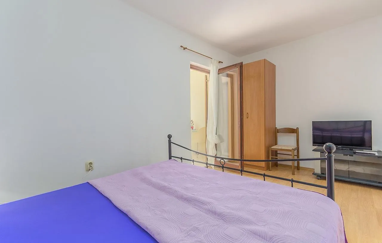 Apartments Lily Valbandon Guest house