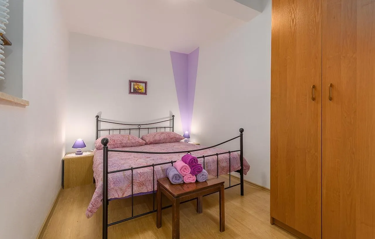 Guest house Apartments Lily Valbandon