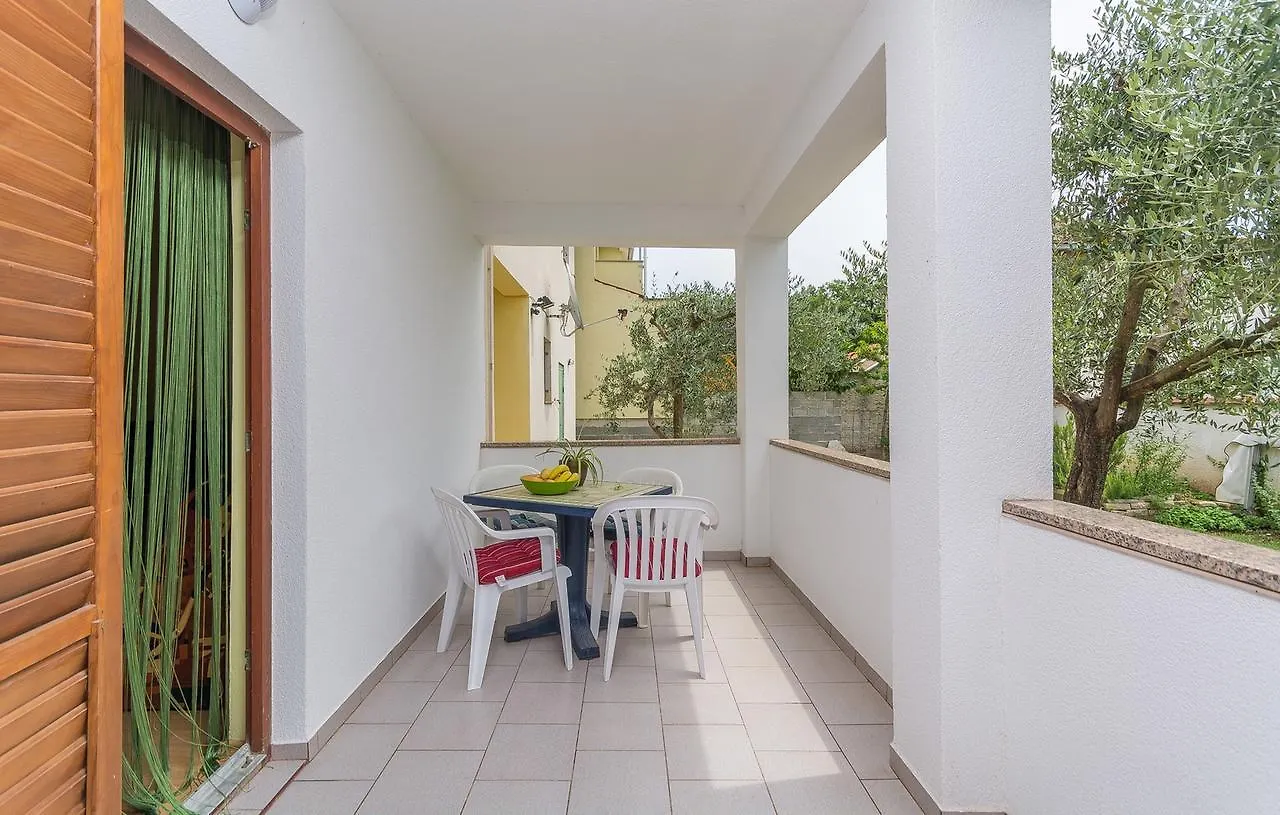 Apartments Lily Valbandon Guest house