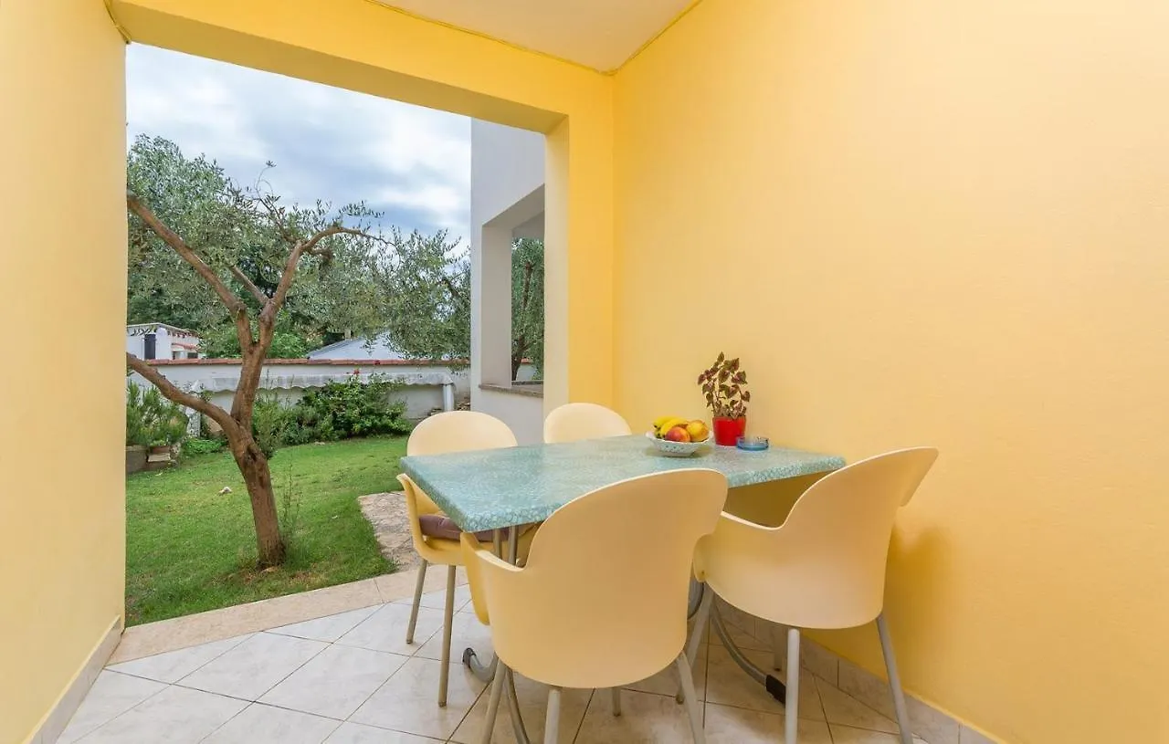 Guest house Apartments Lily Valbandon