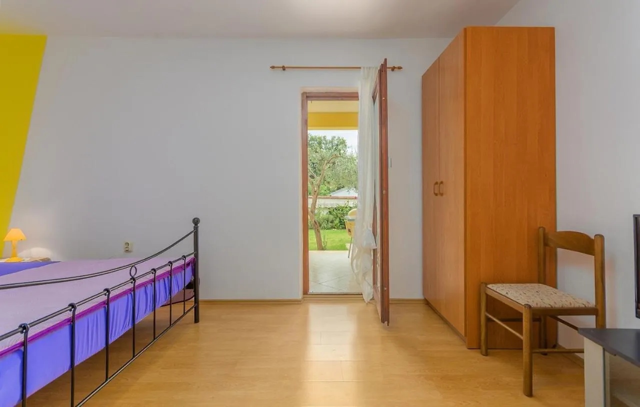 Guest house Apartments Lily Valbandon