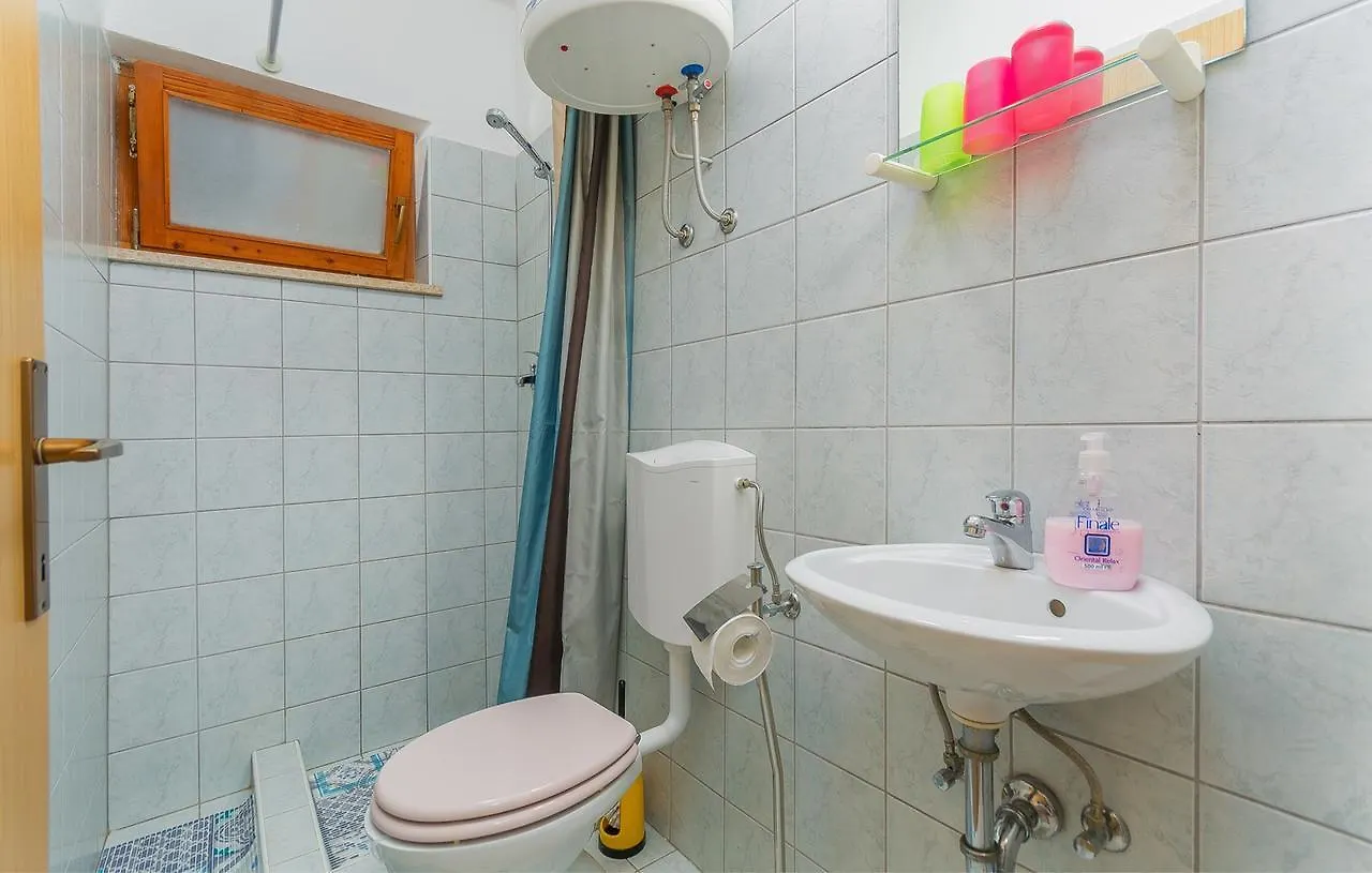 Guest house Apartments Lily Valbandon